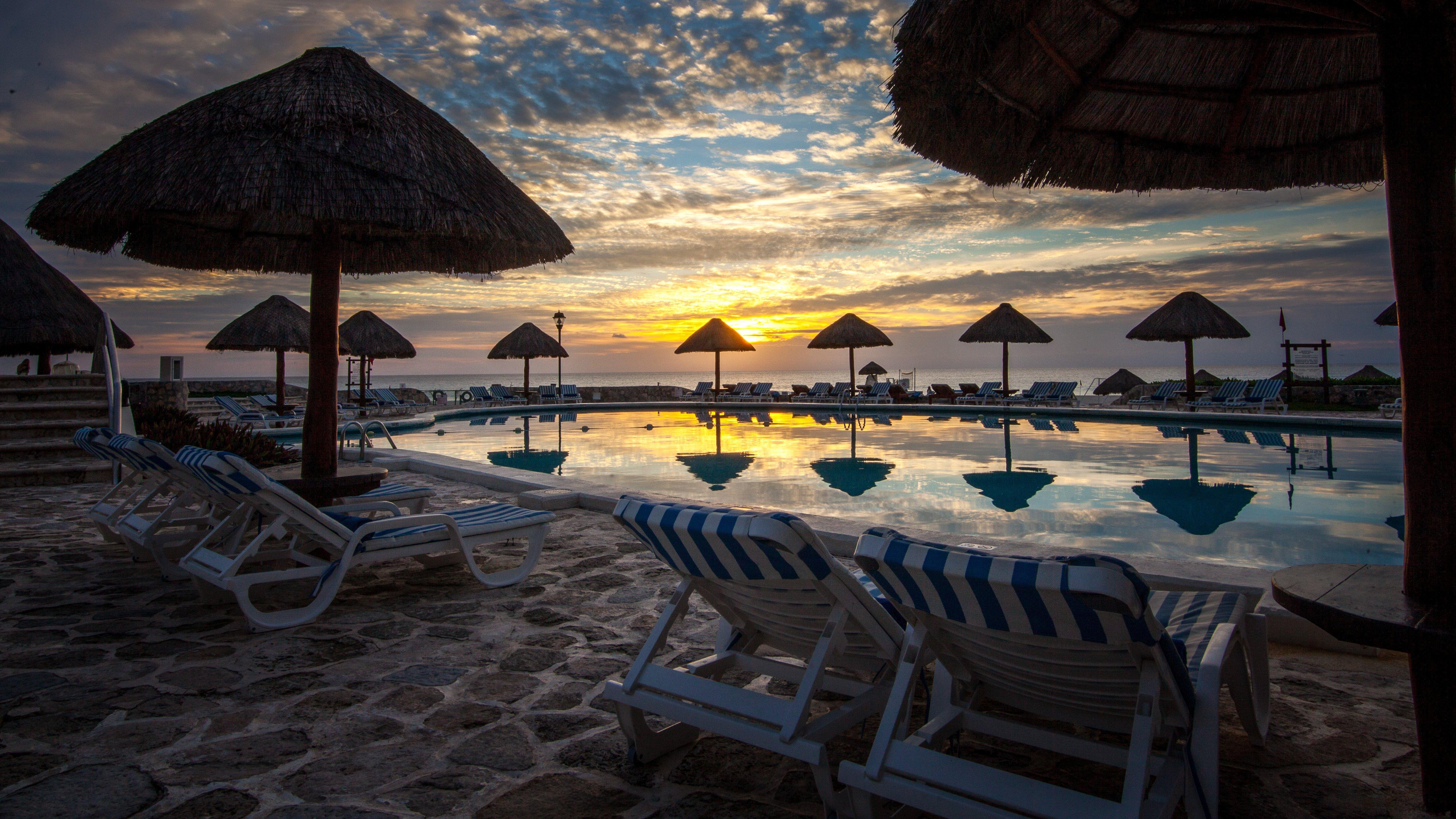Grand Park Royal Cancun (Adults Only) Exterior photo Sunset at the beach