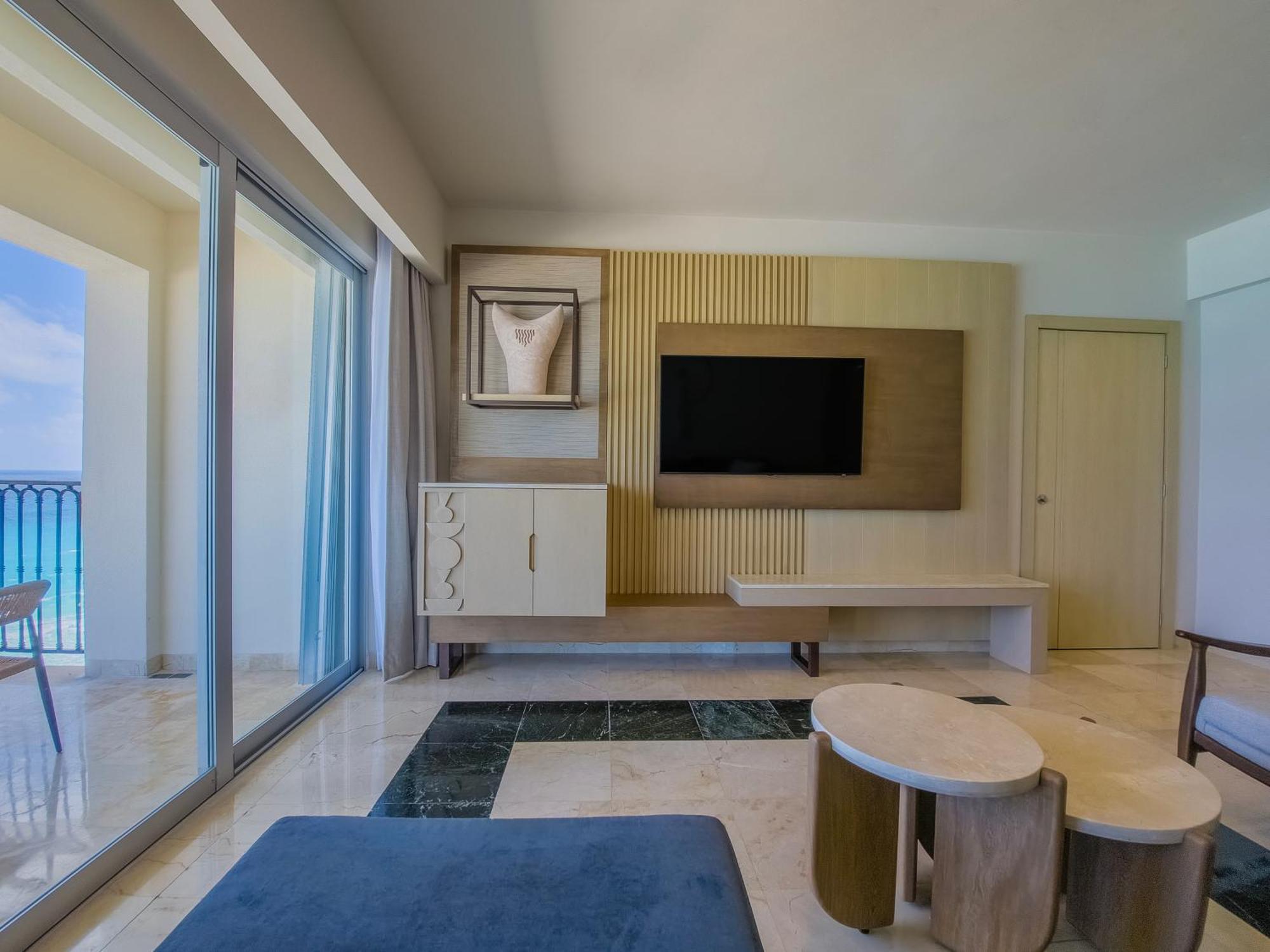Grand Park Royal Cancun (Adults Only) Exterior photo A suite at the Hard Rock Hotel