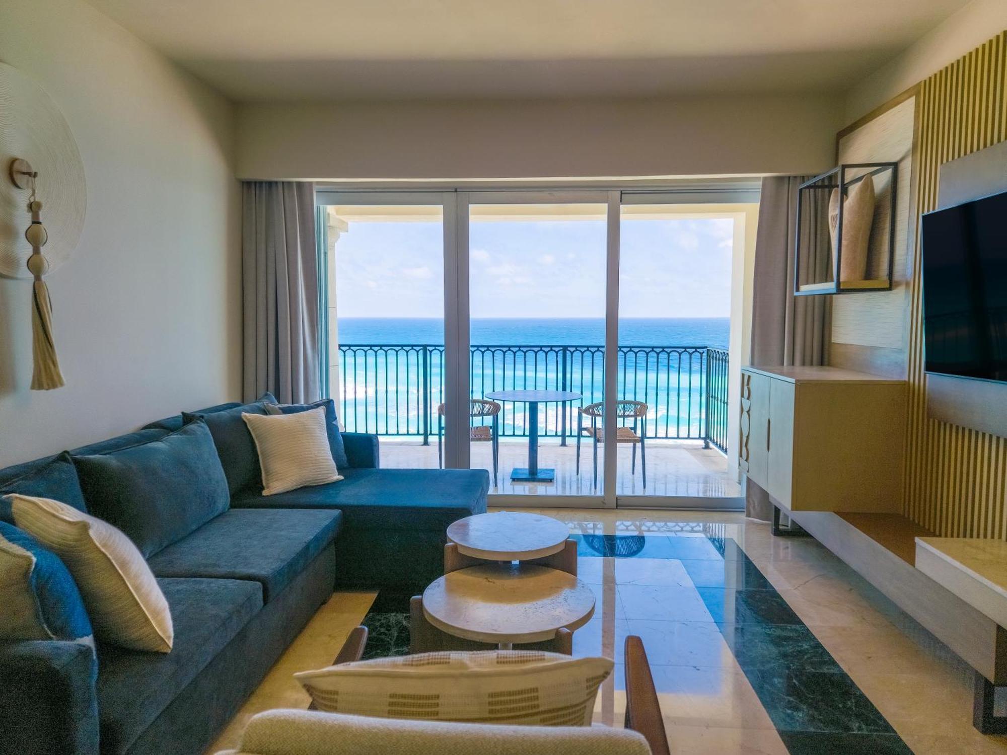 Grand Park Royal Cancun (Adults Only) Exterior photo A suite at the Hard Rock Hotel